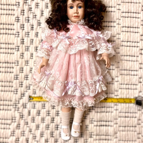 DOLL MOMENTS TREASURED Porcelain Doll #11/2000 Handcrafted "LUCY" 1901 /2000 - Picture 12 of 15